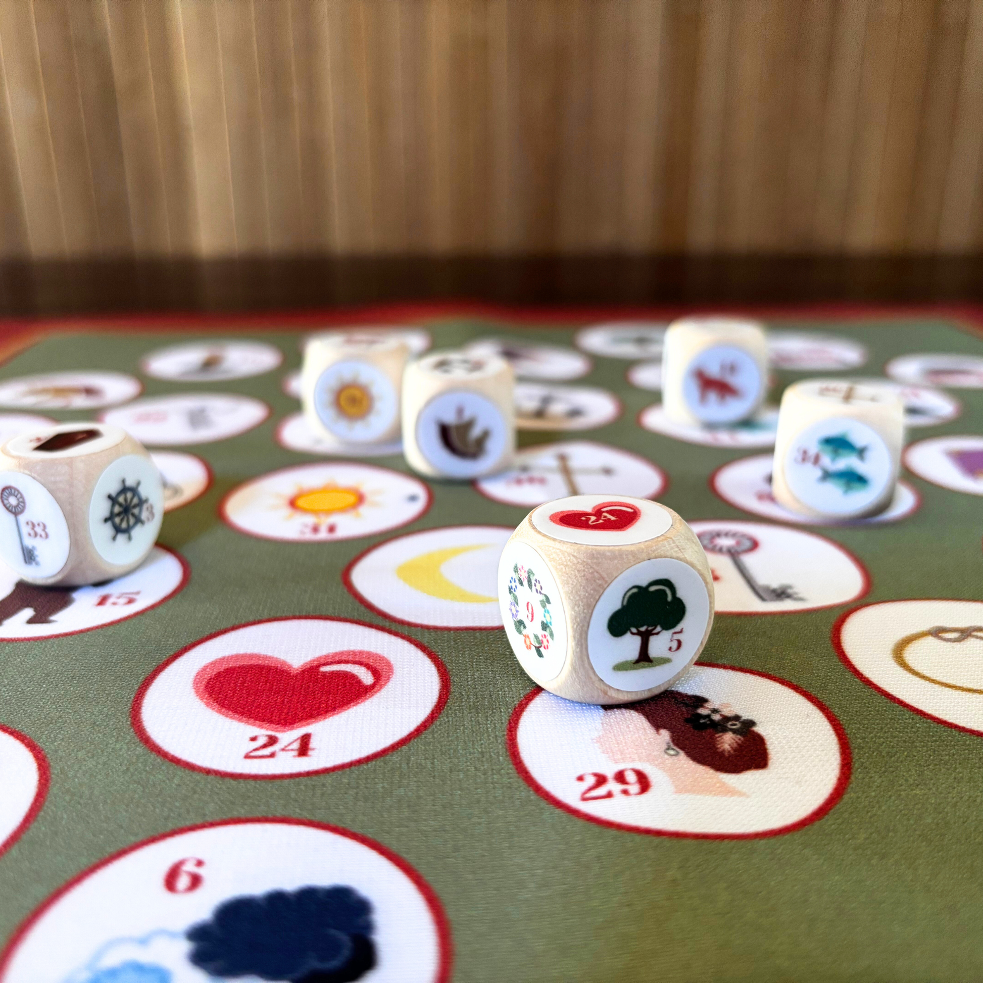 Des Lenormand en bois avec symboles divinatoires