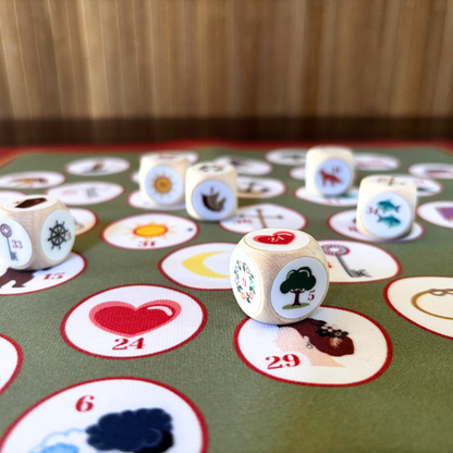 Des Lenormand en bois avec symboles divinatoires