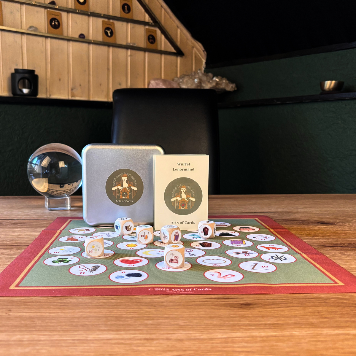 Lenormand Würfelset mit Holzwürfeln Würfeltuch und Dose